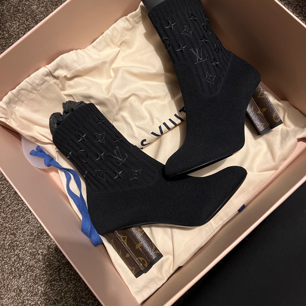 LOUIS VUITTON BOOTIES - read description
